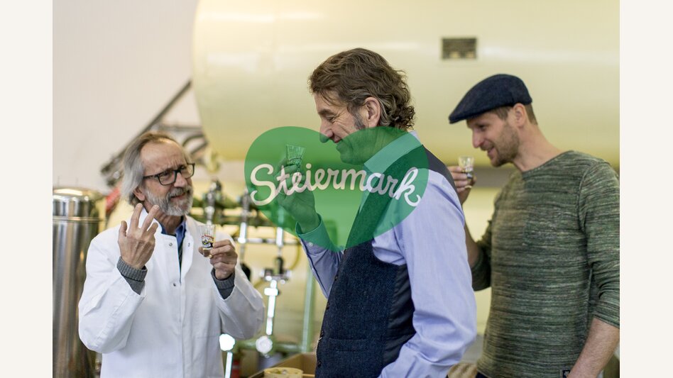 Verkostung des Mariazeller Magenlikörs mit Cajetan Arzberger (li) in der Likörmanufaktur in Mariazell  | © STG | Tom Lamm