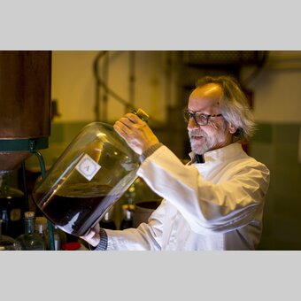 Mariazeller Magenlikör mit 33 Kräutern von Cajetan Arzberger nach einer Rezeptur von 1883 | © STG | Tom Lamm