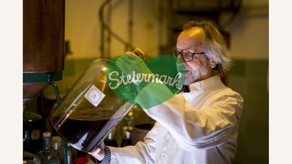 Mariazeller Magenlikör mit 33 Kräutern von Cajetan Arzberger nach einer Rezeptur von 1883 | © STG | Tom Lamm