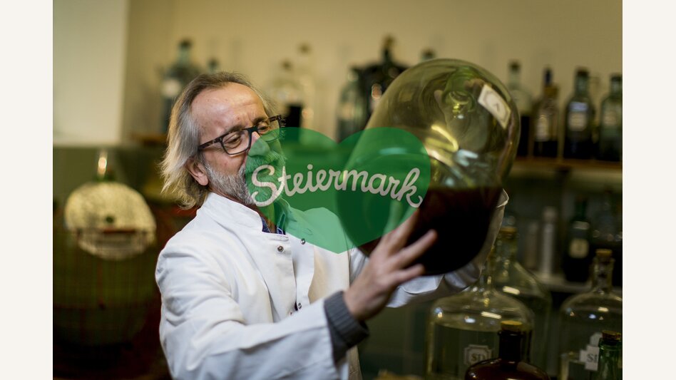 Mariazeller Magenlikör mit 33 Kräutern von Cajetan Arzberger nach einer Rezeptur von 1883 | © STG | Tom Lamm