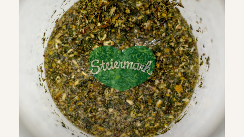 Zutaten für die Mariazeller Magentropfen nach einer Rezeptur aus 1780 in der Apotheke zur Gnadenmutter | © STG | Tom Lamm