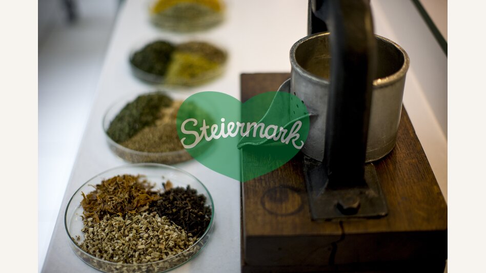 Zutaten für die Mariazeller Magentropfen nach einer Rezeptur aus 1780 in der Apotheke zur Gnadenmutter | © STG | Tom Lamm