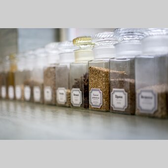 Ingredienzien des Mariazeller Magenlikörs bei Caj. Arzberger in Mariazell | © STG | Tom Lamm