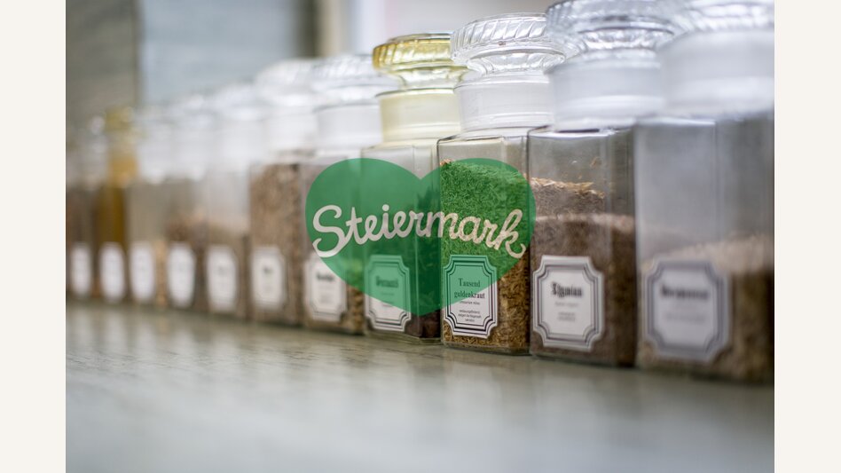 Ingredienzien des Mariazeller Magenlikörs bei Caj. Arzberger in Mariazell | © STG | Tom Lamm