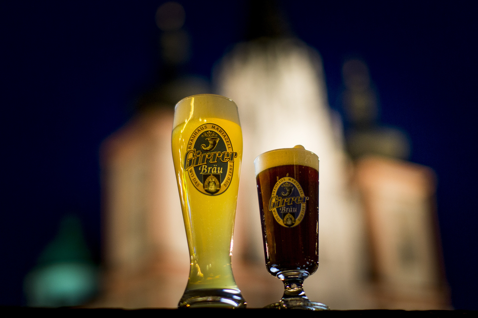 Mariazeller consumption: Zeller Gold and Mariazeller Alt from the brewery Mariazell, in front of the basilica | © Steiermark Tourismus | Tom Lamm