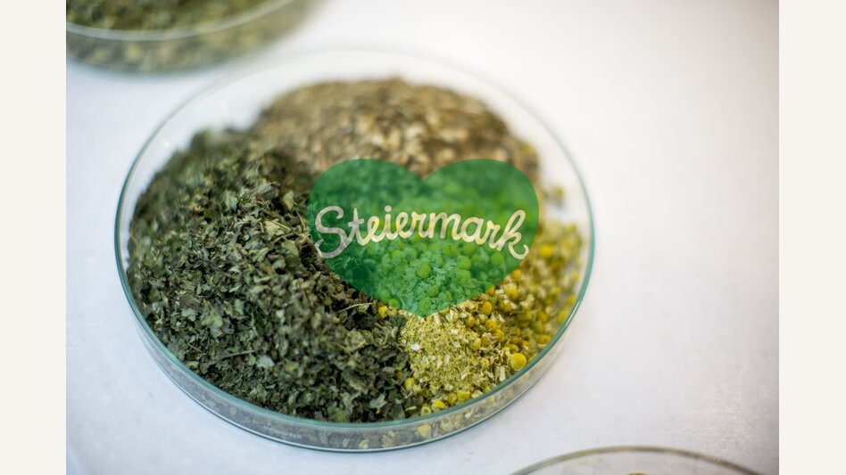 Zutaten für die Mariazeller Magentropfen nach einer Rezeptur aus 1780 in der Apotheke zur Gnadenmutter | © STG | Tom Lamm