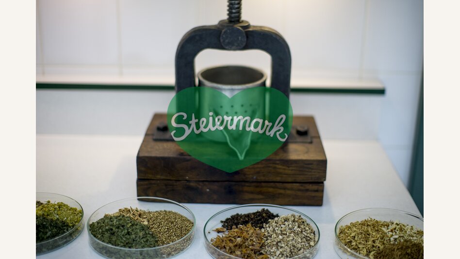 Zutaten für die Mariazeller Magentropfen nach einer Rezeptur aus 1780 in der Apotheke zur Gnadenmutter | © STG | Tom Lamm