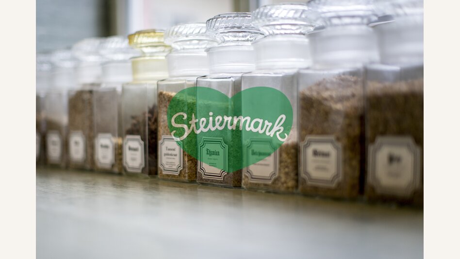 Ingredienzien des Mariazeller Magenlikörs bei Caj. Arzberger in Mariazell | © STG | Tom Lamm