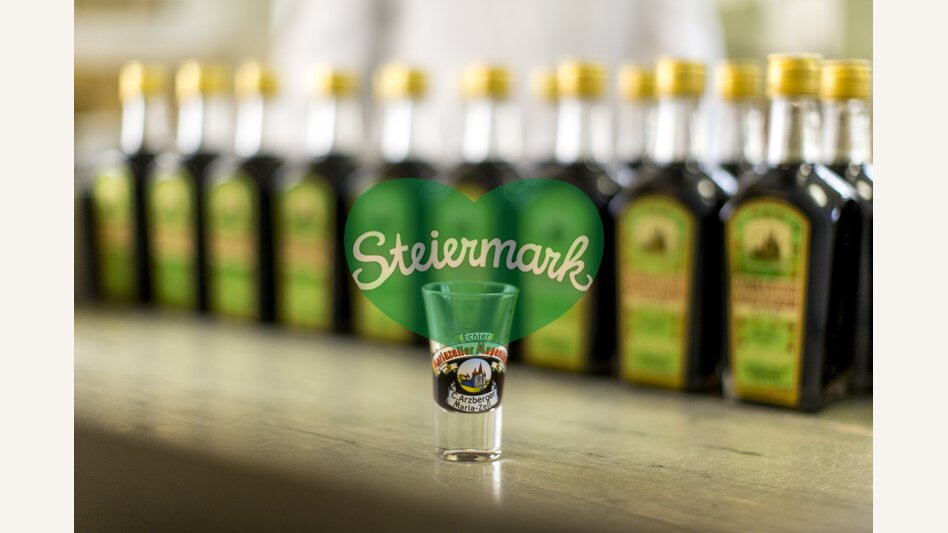 Mariazeller Magenlikör mit 33 Kräutern von Cajetan Arzberger nach einer Rezeptur von 1883 | © STG | Tom Lamm