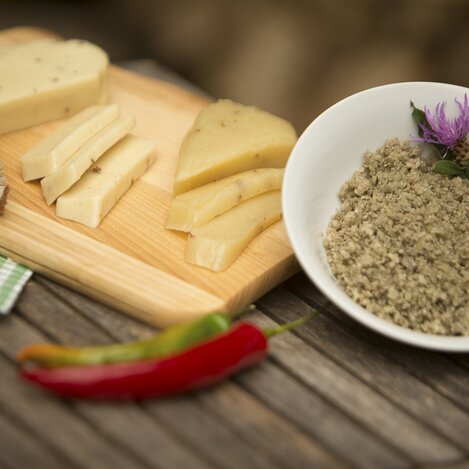 Murtaler Steirerkäs (left) and Ennstaler Steirerkas | © Steiermark Tourismus | Bernhard Loder