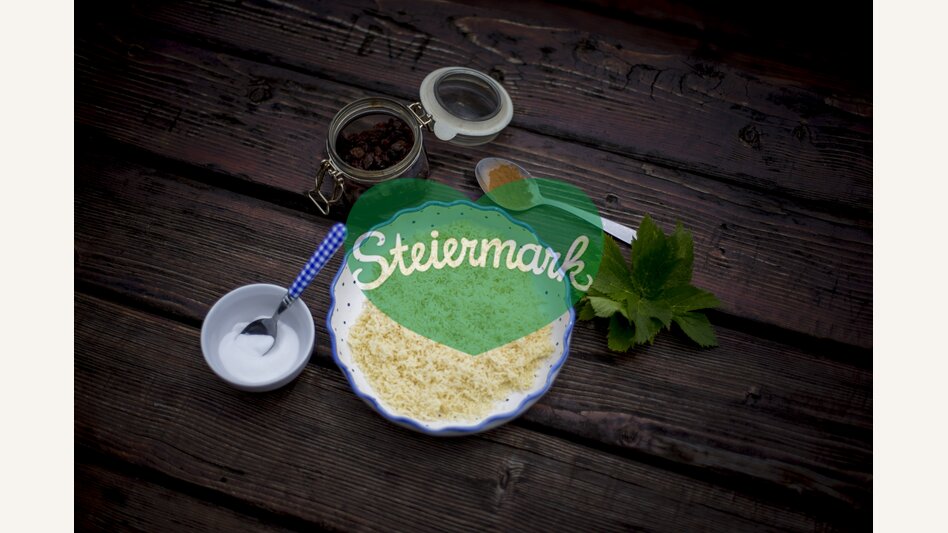 Fedlkoch aus Rahm, Mehl, Grieß, Eiern, Zucker mit Rosinen und Zimt | © TV Hochsteiermark | Tom Lamm