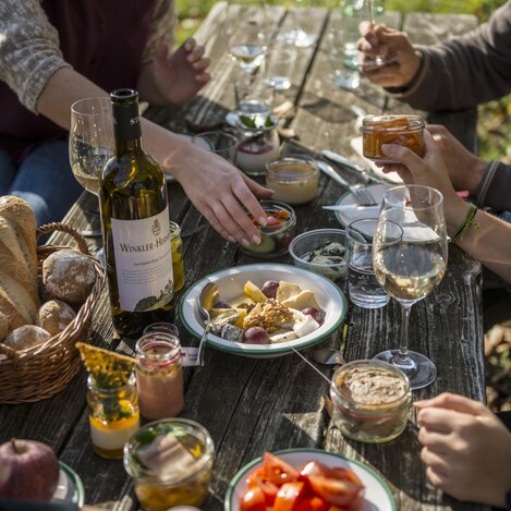 Jause im Weingarten und Weingut Winkler-Hermaden, Kapfenstein | © STG | Bernhard Bergmann