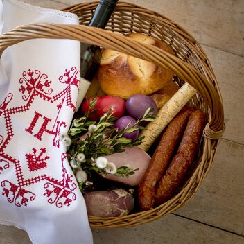 der Weihkorb zu Ostern: mit Osterbrot/Pinze, Geselchtem, Würstel, Ostereiern, Kren (Meerrettich), Salz, Wein, Palmbuschen,... | © STG | Tom Lamm