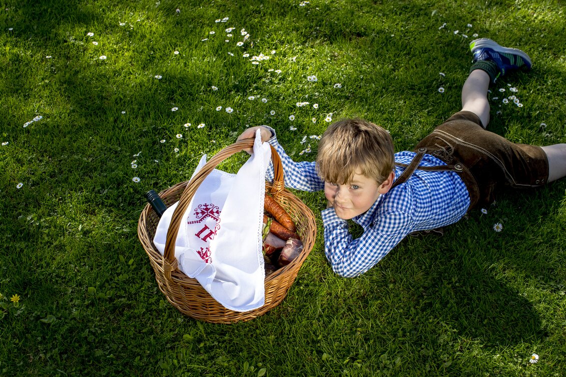 der Weihkorb zu Ostern: mit Osterbrot/Pinze, Geselchtem, Würstel, Ostereiern, Kren (Meerrettich), Salz, Wein, Palmbuschen,... | © STG | Tom Lamm