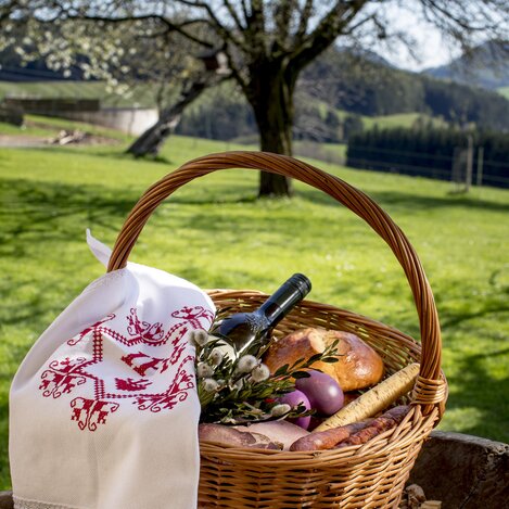 der Weihkorb zu Ostern: mit Osterbrot/Pinze, Geselchtem, Würstel, Ostereiern, Kren (Meerrettich), Salz, Wein, Palmbuschen,... | © STG | Tom Lamm
