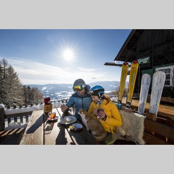 Sonnenterrasse Tonnerhütte in Mühlen mit Katzenbesuch | © STG | Tom Lamm