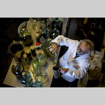 Mariazeller Magenlikör mit 33 Kräutern von Cajetan Arzberger nach einer Rezeptur von 1883 | © STG | Tom Lamm