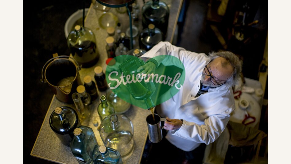 Mariazeller Magenlikör mit 33 Kräutern von Cajetan Arzberger nach einer Rezeptur von 1883 | © STG | Tom Lamm