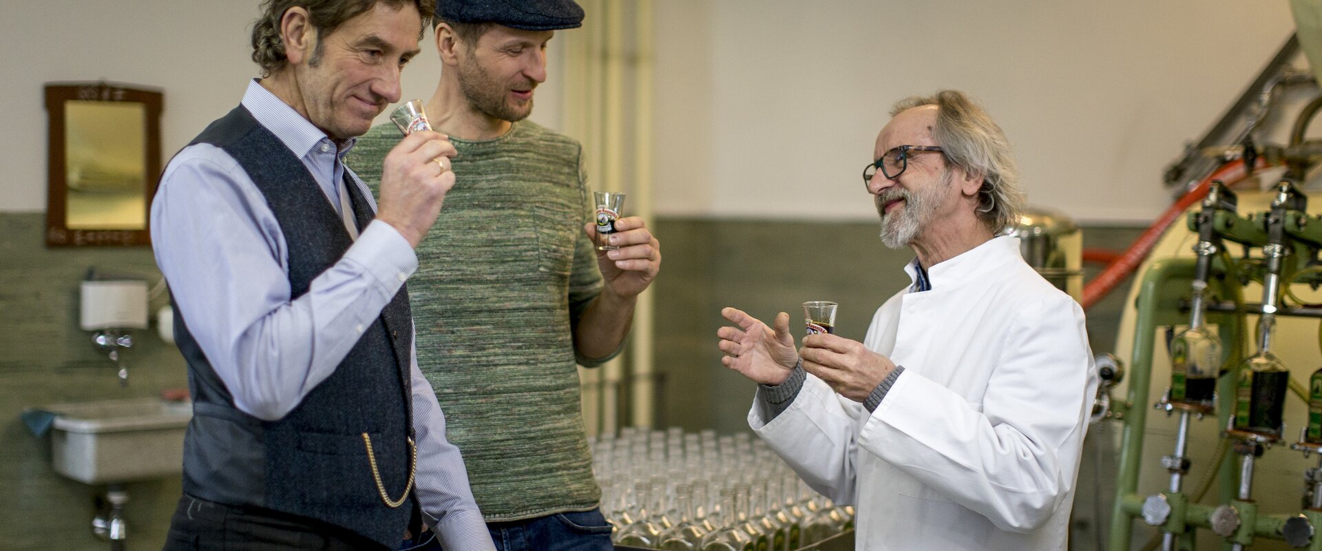 Verkostung des Mariazeller Magenlikörs mit Cajetan Arzberger (re) in der Likörmanufaktur in Mariazell  | © STG | Tom Lamm