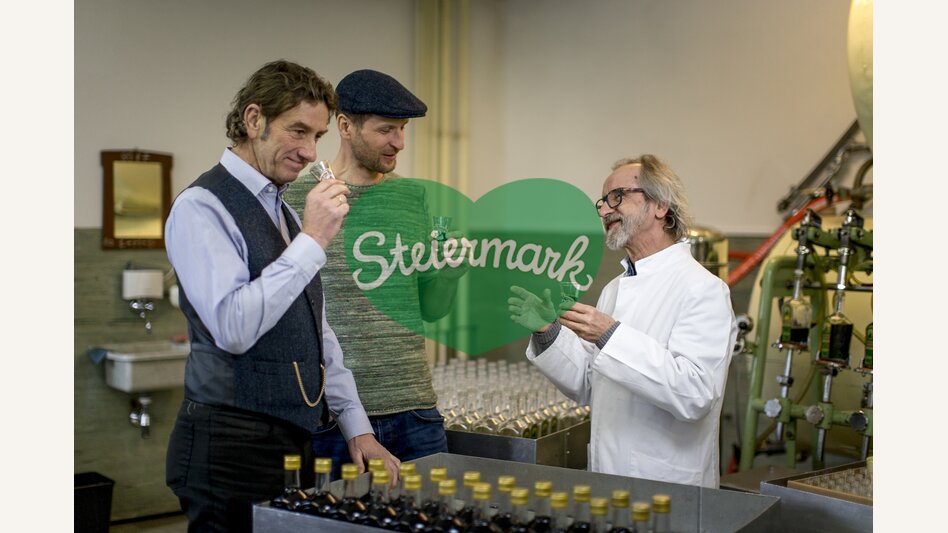 Verkostung des Mariazeller Magenlikörs mit Cajetan Arzberger (re) in der Likörmanufaktur in Mariazell  | © STG | Tom Lamm