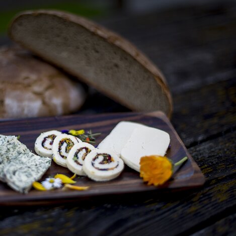 3erlei Butter: Bauernbutter, Blütenbutter, Kräuterbutter mit Bauernbrot | © STG | Tom Lamm