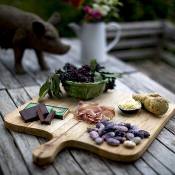 Das kulinarische Thermen- & Vulkanland: Vulcanoschinken, Zotter-Schoko, Käferbohnen, Kren und Holunder | © STG | Tom Lamm