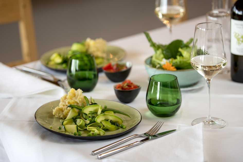 The culinary Styria: zucchini noodles with celery purée and wine "Falter ego" (region Graz) of the wine-growing estate  Hannes Sabathi. | © Steiermark Tourismus | Tom Lamm