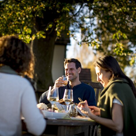 Buschenschank-Jause bei der Weinland Steiermark Radtour: Adam am Schererkogl, Gamlitz | © STG | Tom Lamm