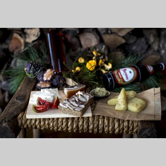 Die kulinarische Steiermark: Eierschwammerln, Speck, Steirerkäs, Frischkäse, Zirberl, Bier | © STG | Tom Lamm