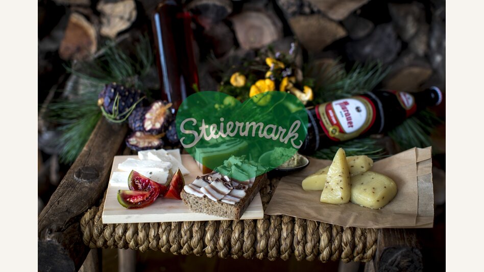 Die kulinarische Steiermark: Eierschwammerln, Speck, Steirerkäs, Frischkäse, Zirberl, Bier | © STG | Tom Lamm