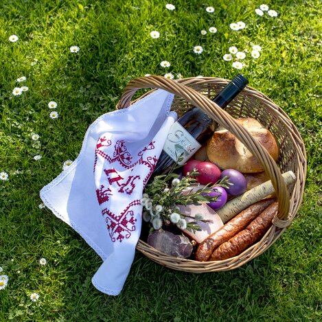 der Weihkorb zu Ostern: mit Osterbrot/Pinze, Geselchtem, Würstel, Ostereiern, Kren (Meerrettich), Salz, Wein, Palmbuschen,... | © STG | Tom Lamm