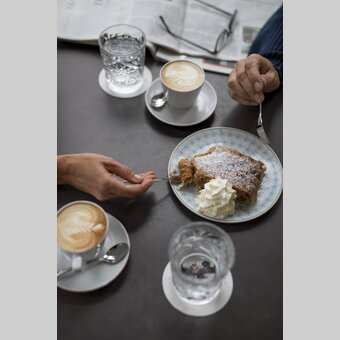 Kaffeepause mit Apfelstrudel beim Stadtbummel in Graz | © STG | Punkt & Komma