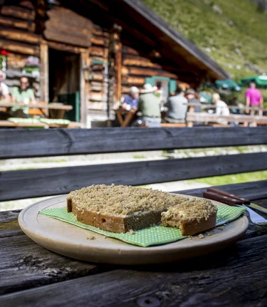 Steirerkasbrot (bread with typical cheese) at the Putzentalalm | © Steiermark Tourismus | Tom Lamm