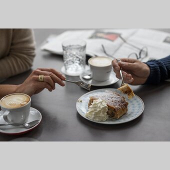 Kaffeepause mit Apfelstrudel beim Stadtbummel in Graz | © STG | Punkt & Komma