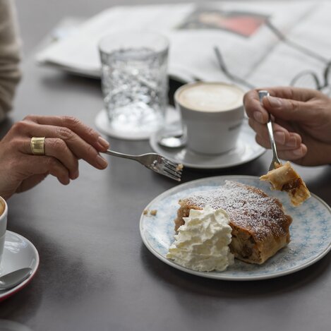 Kaffeepause mit Apfelstrudel beim Stadtbummel in Graz | © STG | Punkt & Komma