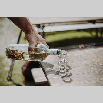 Enzianschnaps auf der Grundbauerhütte, Kleinveitschalm/Brunnalm | © STG | nicoleseiser.at