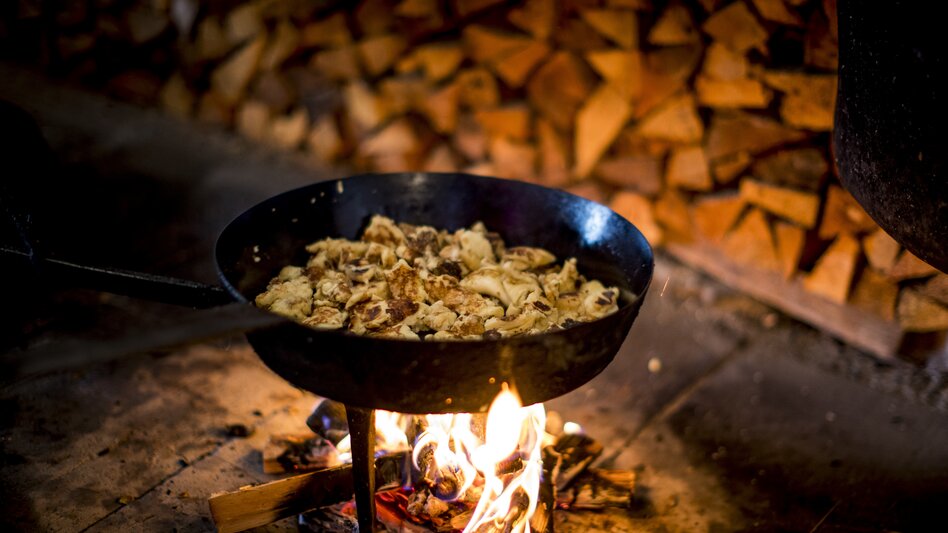 Kaiserschmarrn on open fire at the Putzentalalm | © Steiermark Tourismus | Tom Lamm
