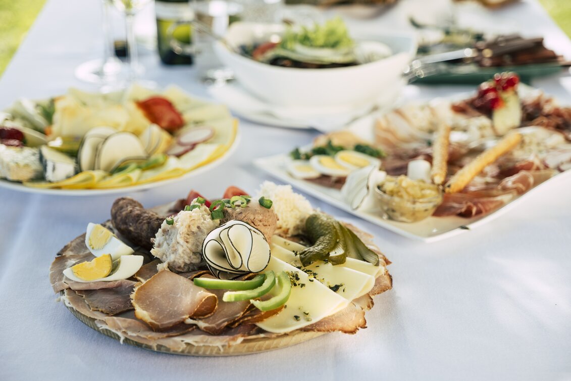 der Tisch ist gedeckt im Sommerurlaub | © STG | Bernhard Bergmann