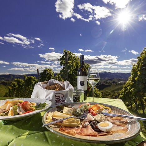 Buschenschankjause im Weingarten des Weinguts Dreisiebner | © STG | Harry Schiffer