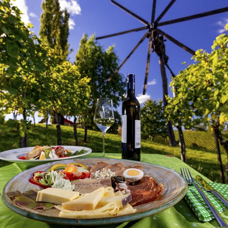 Buschenschankjause im Weingarten in der Südsteiermark mit Klapotetz (Weingut Dreisiebner) | © STG | Harry Schiffer