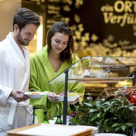 Regionale Genüsse im Marktrestaurant der Therme Loipersdorf, Thermenland Steiermark  | © STG | Tom Lamm