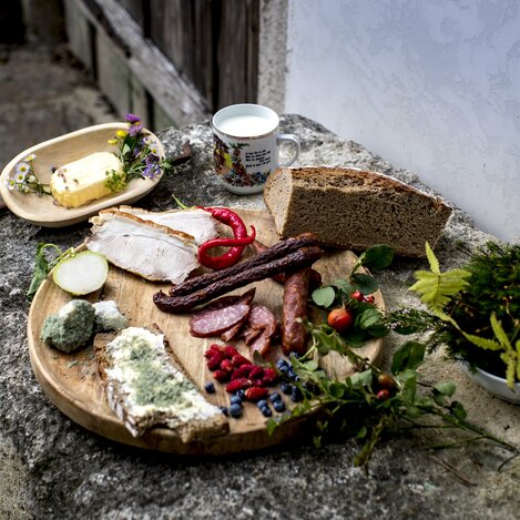Die kulinarische Steiermark: Steirerkäs, Speck, Würstel, Almbutter, Bauernbrot, Milch - die Region Schladming-Dachstein | © STG | Tom Lamm