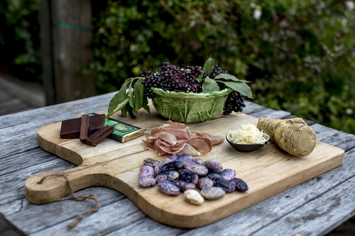 Das kulinarische Thermen- & Vulkanland: Vulcanoschinken, Zotter-Schoko, Käferbohnen, Kren und Holunder | © STG | Tom Lamm