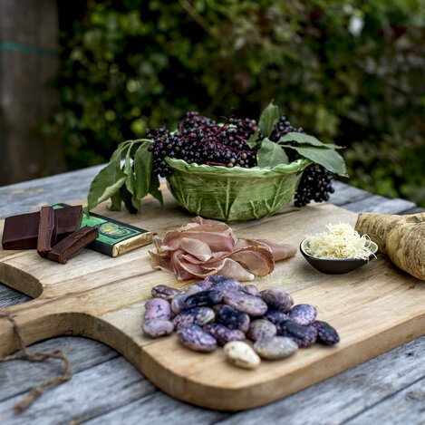 Das kulinarische Thermen- & Vulkanland: Vulcanoschinken, Zotter-Schoko, Käferbohnen, Kren und Holunder | © STG | Tom Lamm