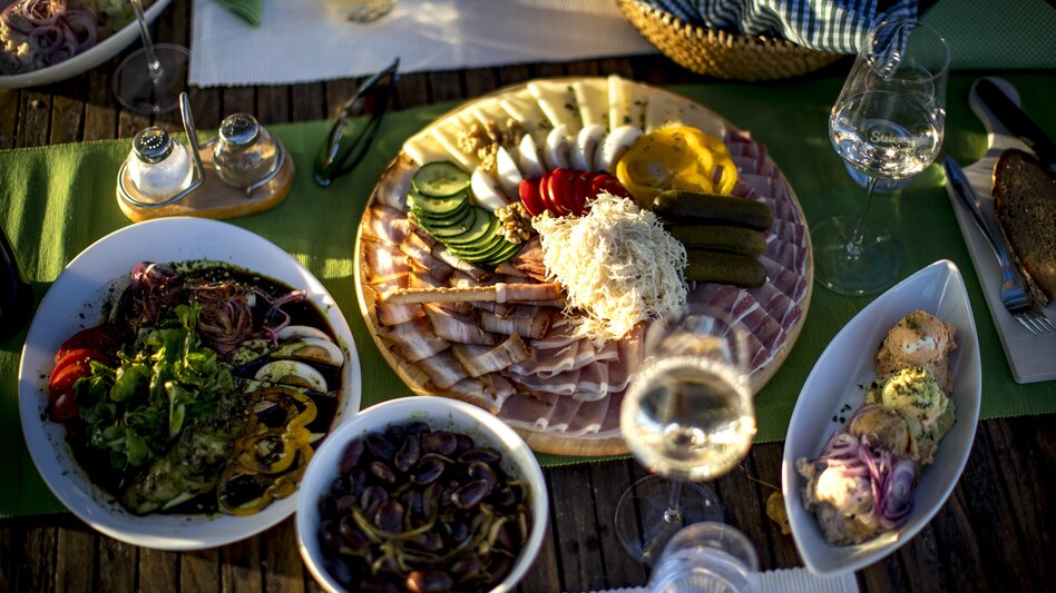 Buschenschank-snack during the Styrian Wine Country Cycling tour: Adam am Schererkogl, Gamlitz | © Steiermark Tourismus | Tom Lamm