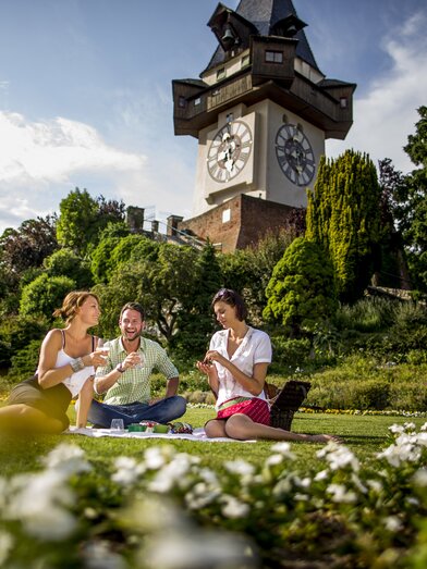Picnic in spring at the Schloßberg/clock tower | © Steiermark Tourismus | Tom Lamm