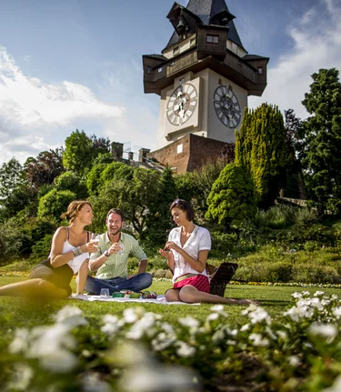 Picknick im Frühling am Schloßberg mit Uhrturm, Graz | © STG | Tom Lamm