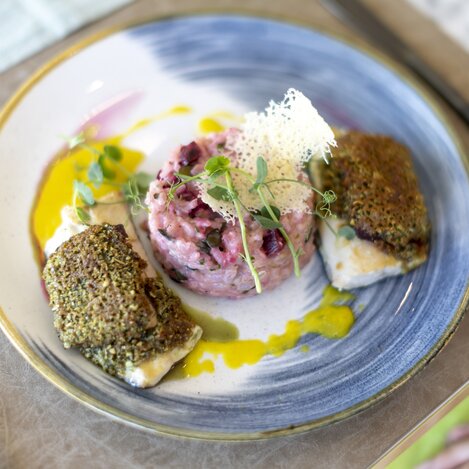 Saiblingsfilet unter der Kürbishaube mit Rote-Rüben-Risotto | © STG | Tom Lamm