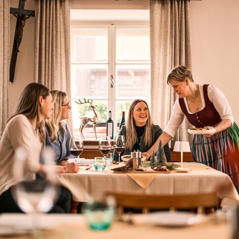 Kulinarischer Genuss beim Hubinger, einer der "Wilden Wirte" | © TV Hochsteiermark | Robert Maybach