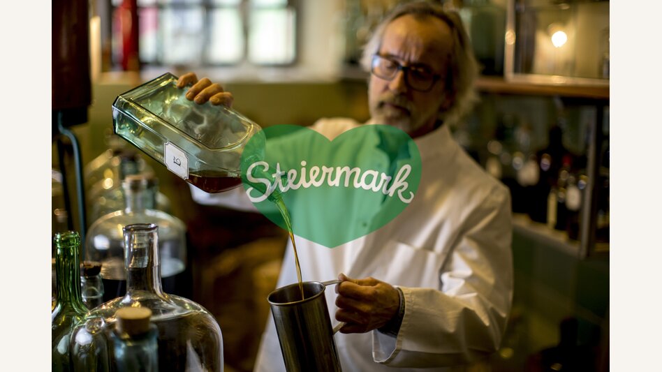 Mariazeller Magenlikör mit 33 Kräutern von Cajetan Arzberger nach einer Rezeptur von 1883 | © STG | Tom Lamm